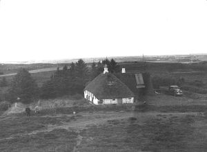 Stråtækt hus med lastbil