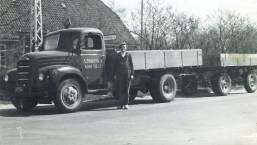Asger Madsens lastbil - i forgrunden Chr. Jensen.